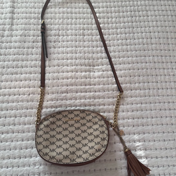 EUC Brown and tan Michael Kors crossbody purse with gold accents 👜 - Picture 3 of 9
